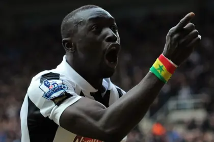 Papiss Cissé: Ex-Premier League Brilló con 6 Goles en Fútbol Amateur