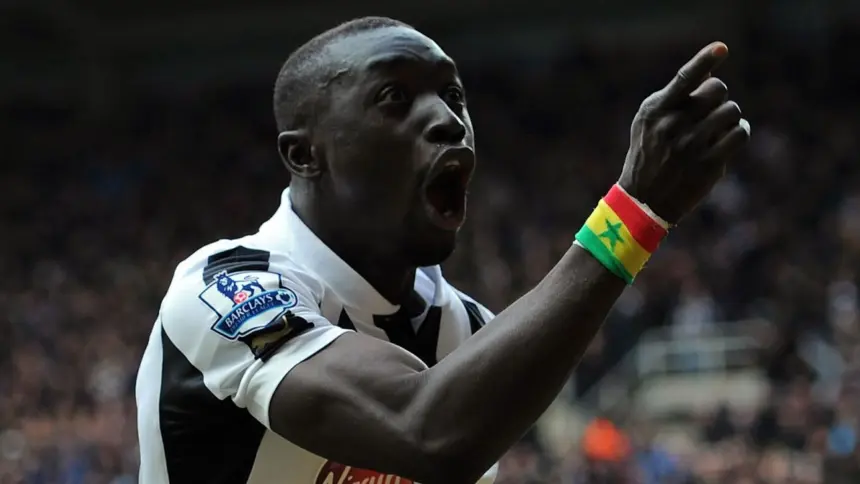 Papiss Cissé: Ex-Premier League Brilló con 6 Goles en Fútbol Amateur