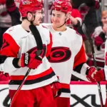 Huracanes de Carolina: Defensa novata brilla y hace historia en la NHL