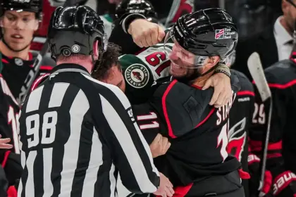 Staal hace historia con pelea y récord en victoria de Hurricanes