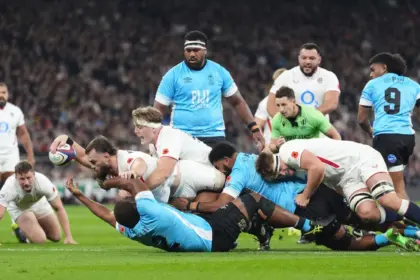 Inglaterra Sufre Ante Fiji, Supera Prueba y Enfrenta a los All Blacks