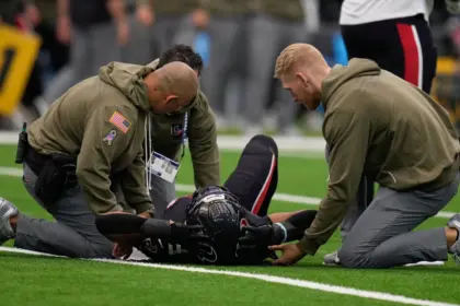 Stewart, safety de los Texans, sale lesionado: pierna enyesada 5 Stewart, safety de los Texans, sale lesionado: pierna enyesada