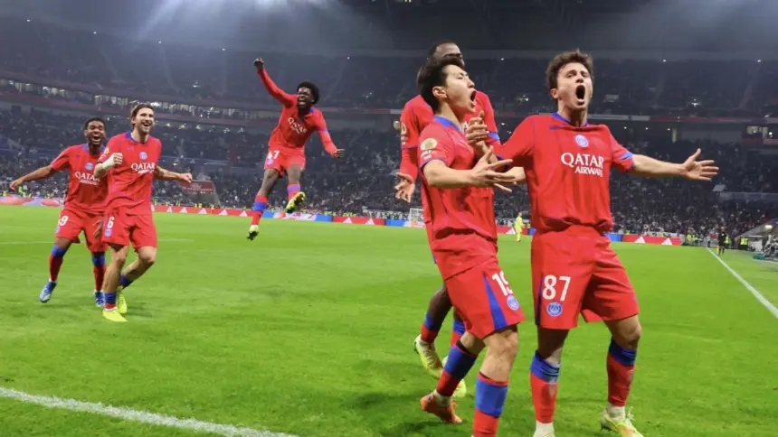 PSG vence al Lyon en final agónica y lidera Ligue 1 ¡con bajas!