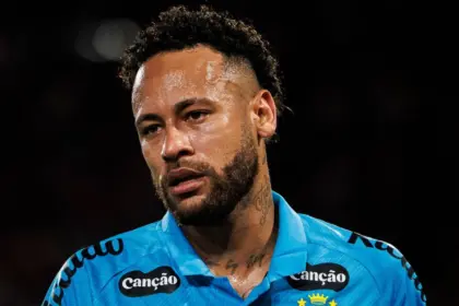 Neymar Explota: Reacción Furiosa Tras Sustitución en Derrota del Santos