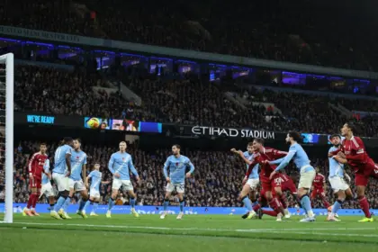 VAR: Anula gol del Liverpool por offside y da penal a Manchester City