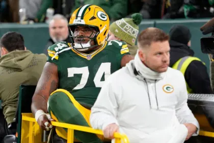 Jenkins, centro de los Packers, sufre fractura en la pierna