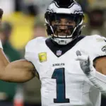 Eagles vencen a Packers en duelo defensivo; Hurts brilla, Love apagado.