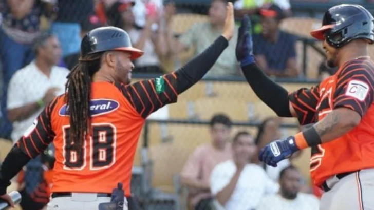 Hernández Conecta Grand Slam: Toros del Este Aplastan a Escogido 12-4