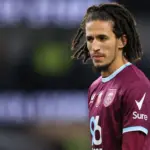 Mejbri, del Burnley, acusado de escupir a aficionados del Leeds