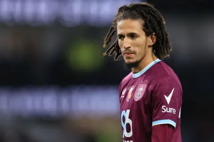 Mejbri, del Burnley, acusado de escupir a aficionados del Leeds