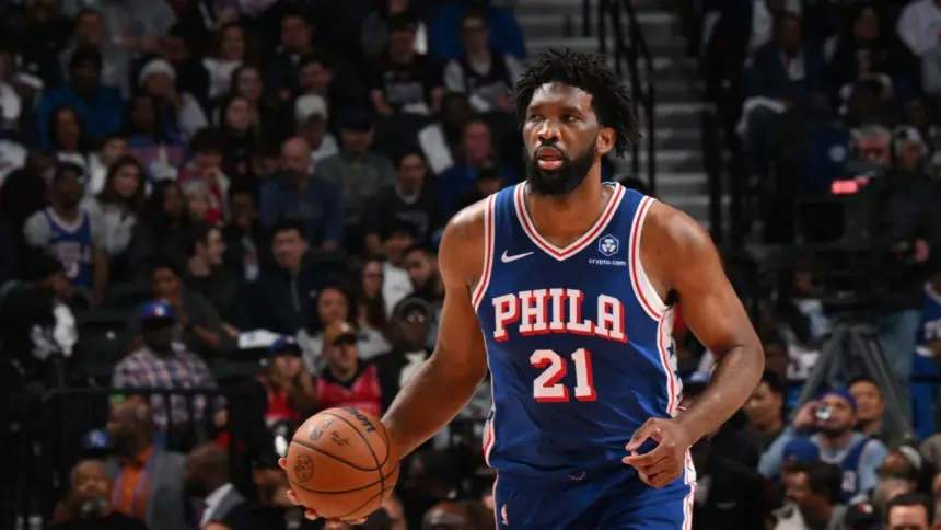 Embiid Baja por Dolor en Rodilla: 76ers Esperan Diagnóstico Final