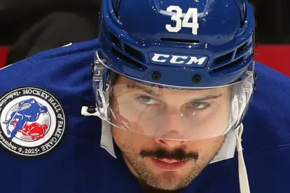 Matthews y Stolarz lesionados: Bruins vencen a Maple Leafs 5-3