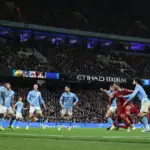 Webb respalda decisión VAR: Gol anulado a Van Dijk en derrota del Liverpool