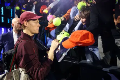 Sinner arrasa a Auger-Aliassime en las ATP Finals; Fritz también triunfa