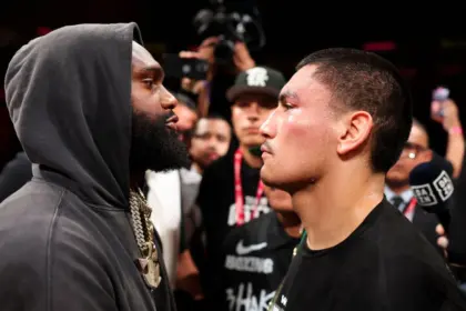 Hearn: Acuerdo Ennis-Ortiz en pie, pero la pelea aún no es segura