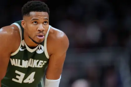 Giannis Antetokounmpo Ausente: Bucks vs Hornets por Dolor en Rodilla 13 Giannis Antetokounmpo Ausente: Bucks vs Hornets por Dolor en Rodilla