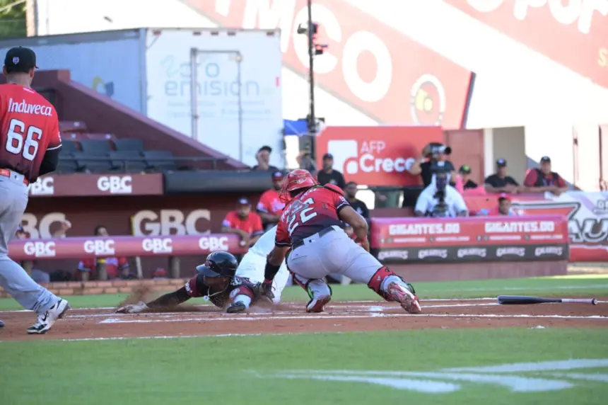 Gigantes del Cibao vencen a Leones del Escogido en San Francisco de Macorís