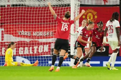 Manchester United vence al PSG con Earps de vuelta: Triunfo en Champions