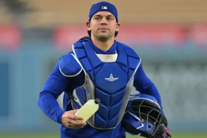 Reds Reclaman al Catcher Rortvedt Tras Triunfo en Serie Mundial con Dodgers