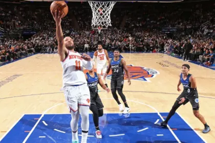 Brunson, de los Knicks, lesionado: Sale de MSG en muletas tras torcedura