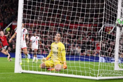 Man United vence al PSG en Champions: Earps regresa a Old Trafford y recibe hostilidad