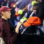 Sinner arranca con triunfo en ATP Finals; Auger-Aliassime, con problemas