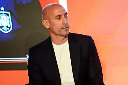 Rubiales, ex presidente RFEF, recibe huevazos en presentación de libro en Madrid