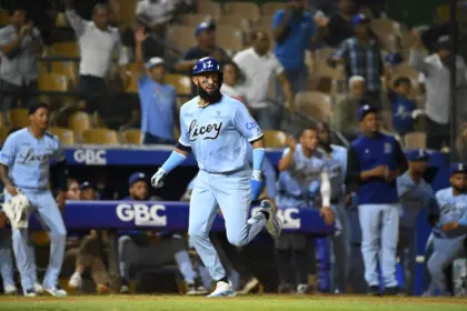Licey remonta a las Estrellas con rally en el octavo; Leyba y Rojas Jr. brillan