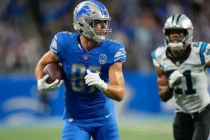 LaPorta Fuera vs Eagles: Lions Pierden a TE Estrella por Lesión de Espalda