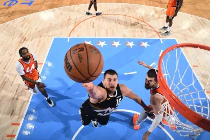 Jokic Anota 55 Puntos: Iguala Marca de SGA y Guía a Nuggets a la Victoria