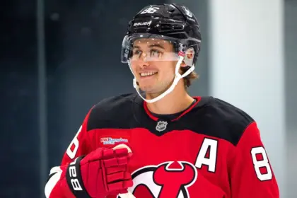 Jack Hughes, Estrella de los Devils, Sufre Extraña Lesión Fuera del Hielo