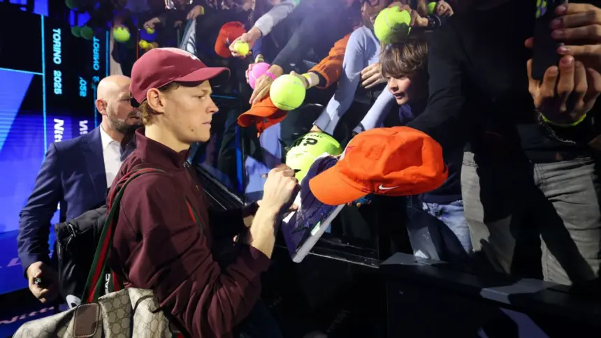 Sinner arranca con triunfo en las ATP Finals; Auger-Aliassime, con problemas