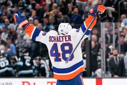 Schaefer hace historia: Joven estrella de Islanders bate récord de Crosby 13 Schaefer hace historia: Joven estrella de Islanders bate récord de Crosby
