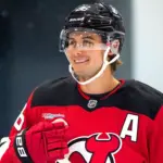 Jack Hughes de los Devils: Lesión Inesperada en la Mano, Fuera de Juego
