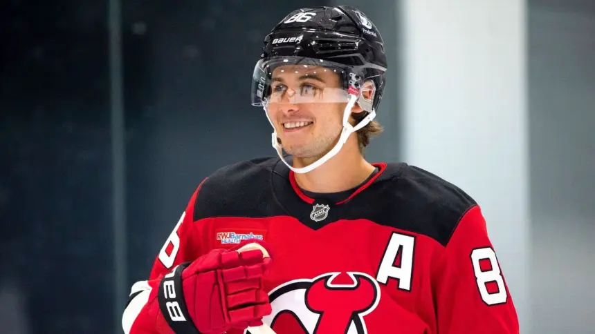 Jack Hughes de los Devils: Lesión Inesperada en la Mano, Fuera de Juego