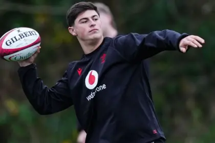 Rees-Zammit: Explosivo Regreso a Gales Tras su Paso por la NFL