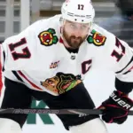 Foligno, capitán de Blackhawks, baja 4 semanas por lesión en la mano