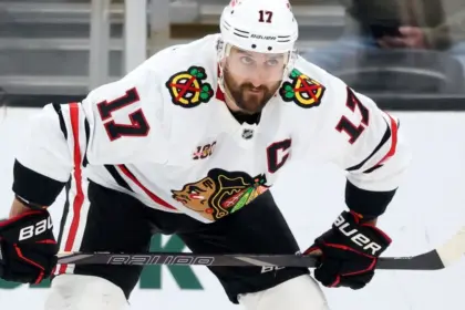Foligno, capitán de Blackhawks, baja 4 semanas por lesión en la mano