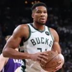 Giannis Interviene: Balón del Juego para Rookie Lakers Tras Debut NBA
