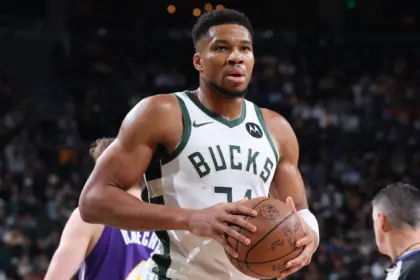 Giannis Interviene: Balón del Juego para Rookie Lakers Tras Debut NBA
