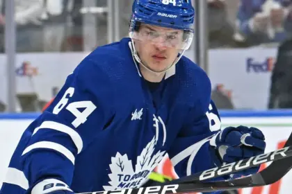 Canucks Fichan a David Kampf: Refuerzo Defensivo Tras Salida de Leafs