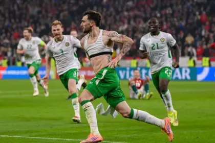 Parrott, Héroe Irlandés: Hat-Trick Clave y Playoff Mundialista