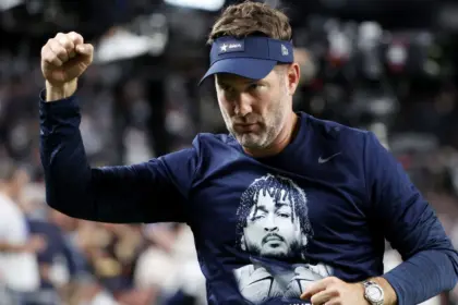 Cowboys Honran a Kneeland con Victoria: "Siempre con Nosotros"