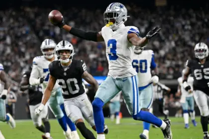 Cowboys Honran a Kneeland con Goleada: Prescott y Pickens Brillan ante Raiders