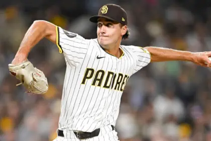 Padres Aseguran a Kyle Hart: Contrato por 1 Año con Opción a 2027