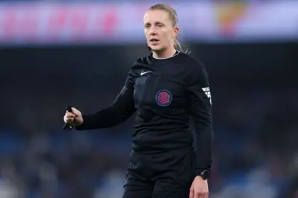 Árbitra denuncia acoso y empujón de entrenador: Caso sacude el fútbol femenino