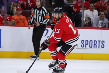 Foligno, Capitán de Blackhawks, Baja 4 Semanas por Lesión en la Mano