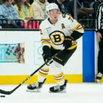 McAvoy, defensa de Bruins, impactado por disco: abandona juego vs Canadiens