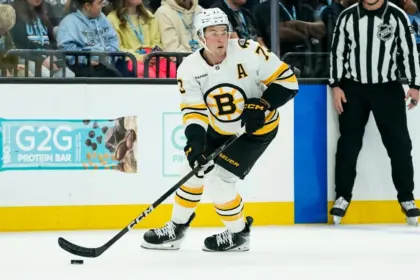 McAvoy, defensa de Bruins, impactado por disco: abandona juego vs Canadiens
