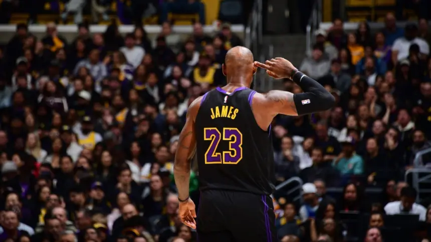 LeBron James Debuta con 140 puntos y hace historia con Lakers
